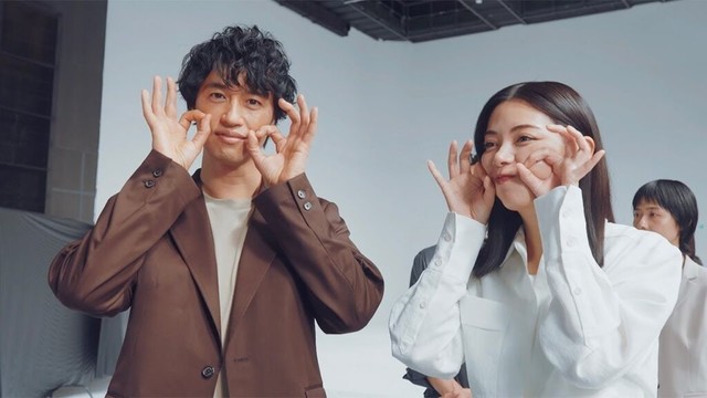 池田エライザ、斎藤工と“たこ焼きポーズ”！？　撮影の合間におちゃめな姿披露　IG証券 新CM＆メーキング