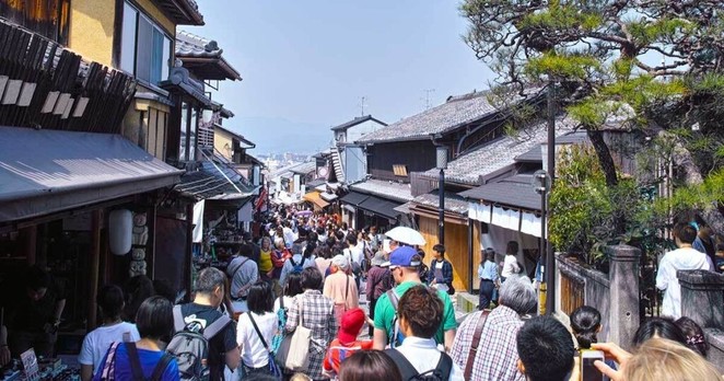 もう限界！訪日客が地域の存続脅かす…舞妓を追って私道侵入、交通麻痺！政府が無計画に煽った「観光PR」ツケを支払う国民が悲鳴（みんかぶマガジン） - Yahoo!ニュース